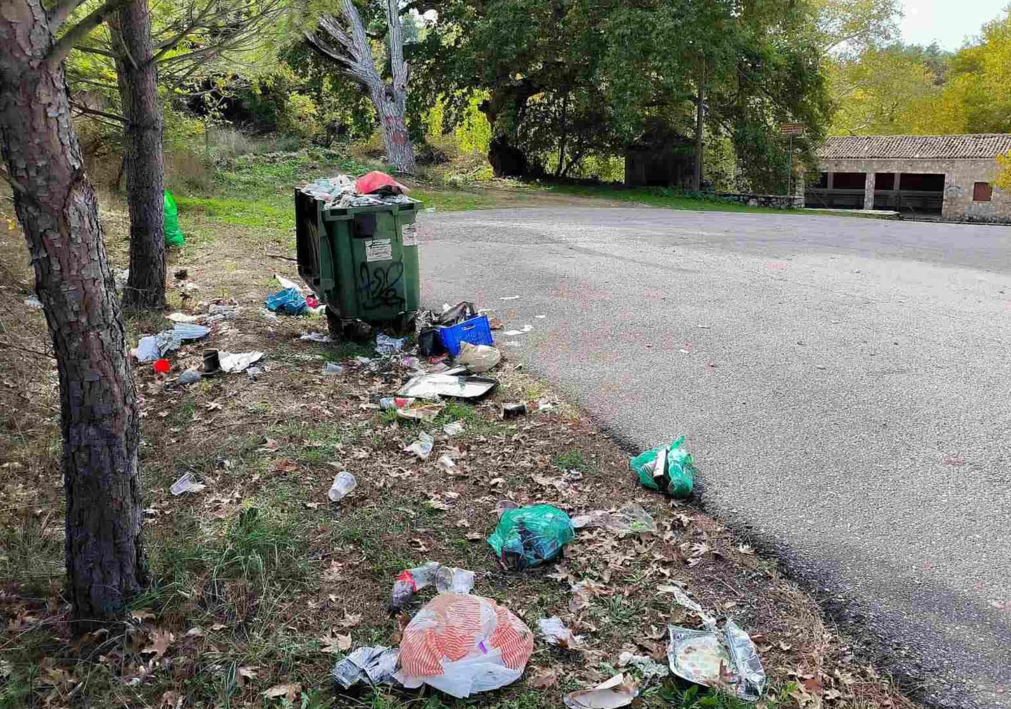 Γέμισαν με σκουπίδια ένα «πανέμορφο» χωριό της Εύβοιας: Το καθάρισε εθελοντής – Εικόνες