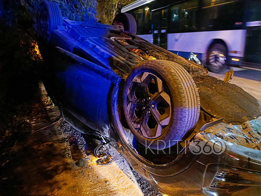 Κινηματογραφικό τροχαίο στα Χανιά: ΙΧ χτύπησε σε δέντρο και «τούμπαρε» (εικόνες)