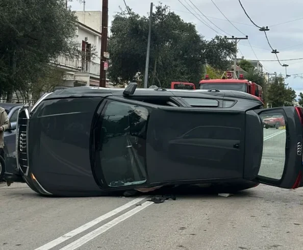 Τροχαίο ατύχημα στα Βριλήσσια: ΙΧ συγκρούστηκε με σταθμευμένο όχημα και τούμπαρε στη μέση του δρόμου Τροχαίο ατύχημα στα Βριλήσσια: ΙΧ συγκρούστηκε με σταθμευμένο όχημα και τούμπαρε στη μέση του δρόμου