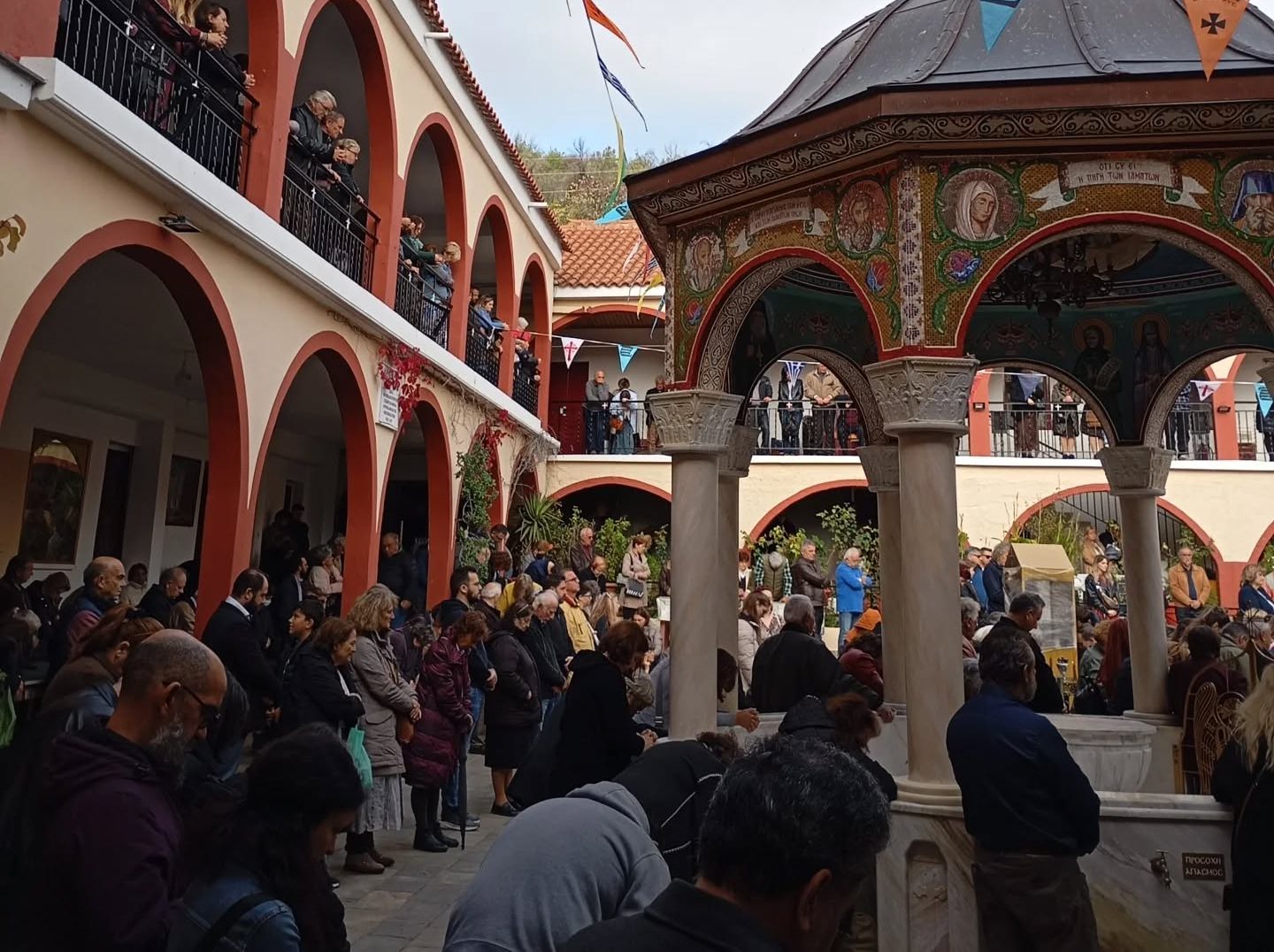 Εύβοια: Συγκλονιστικές μαρτυρίες για τον θαυματουργό Άγιο Ιάκωβο Τσαλίκη – Η κηδεία στον Όσιο Δαυίδ (βίντεο)