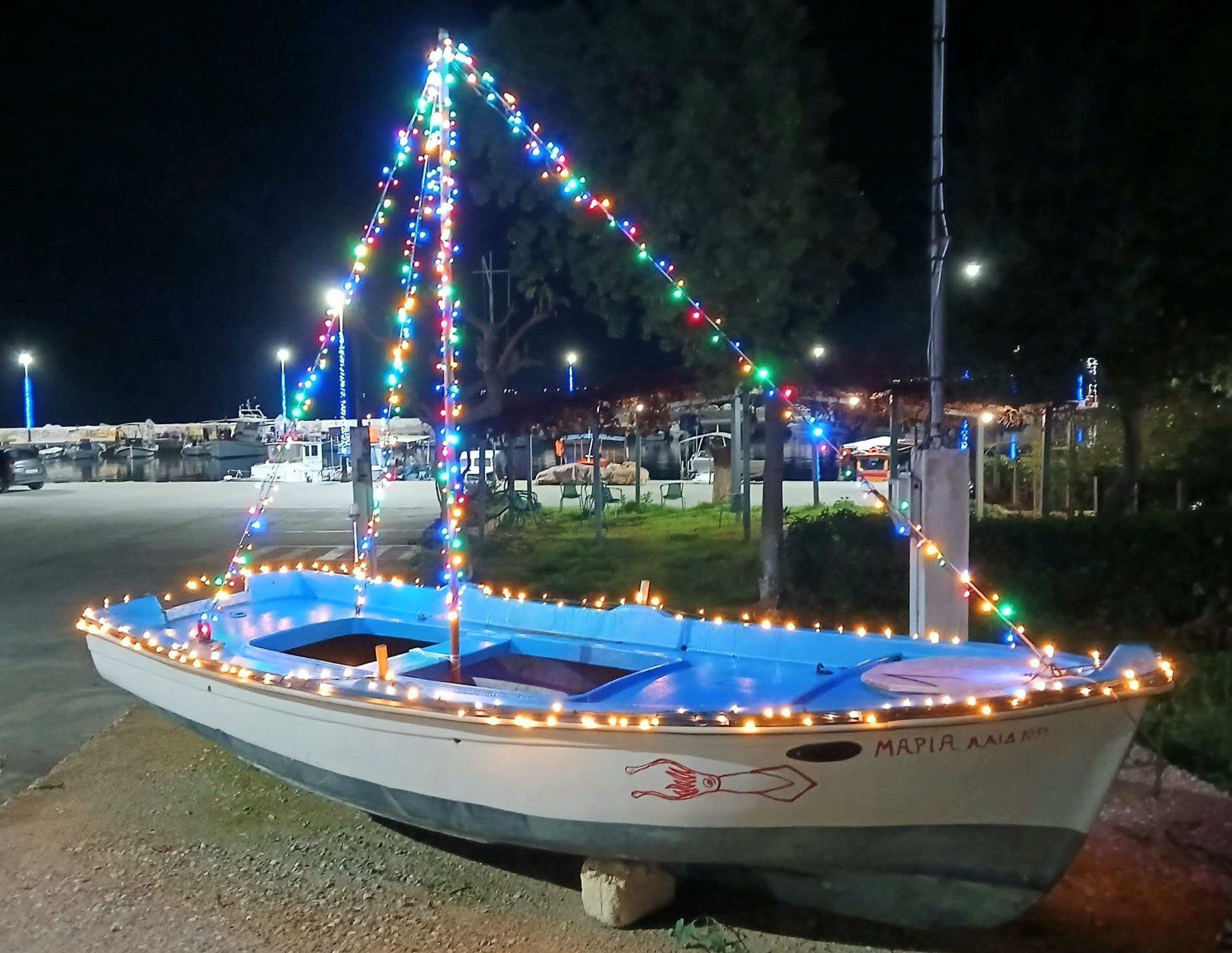 Η χριστουγεννιάτικη βάρκα της Εύβοιας βγαλμένη από παραμύθι – Πού θα την βρείτε