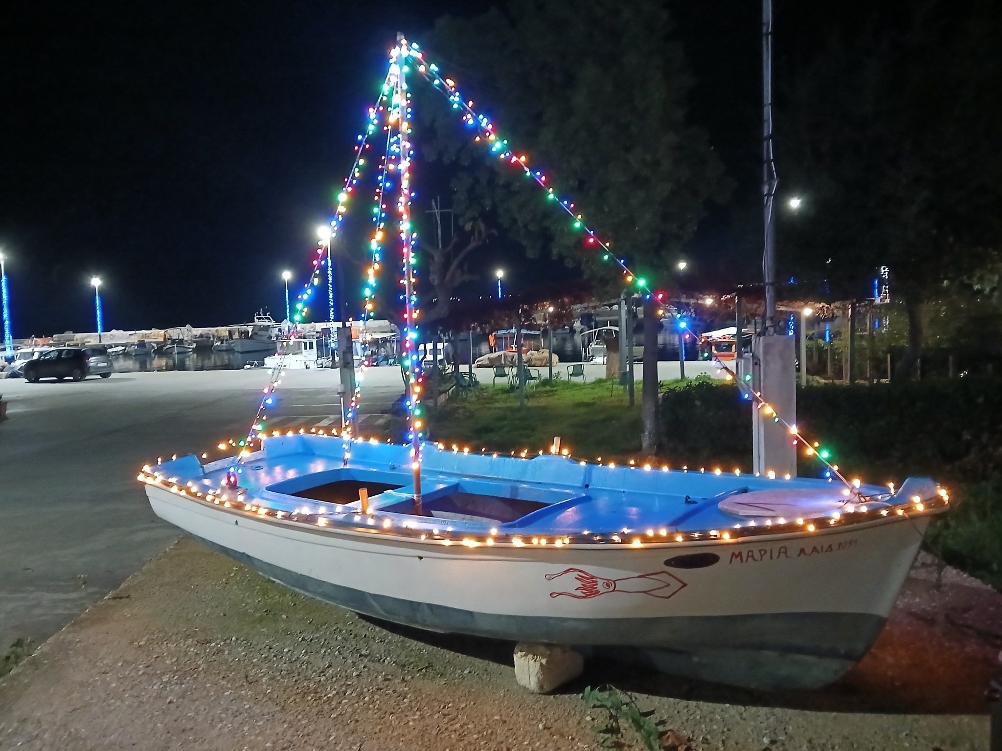 Χριστούγεννα στην Εύβοια: Αυτό είναι το πρώτο στολισμένο λιμάνι με καραβάκι και πελώρια άγκυρα!