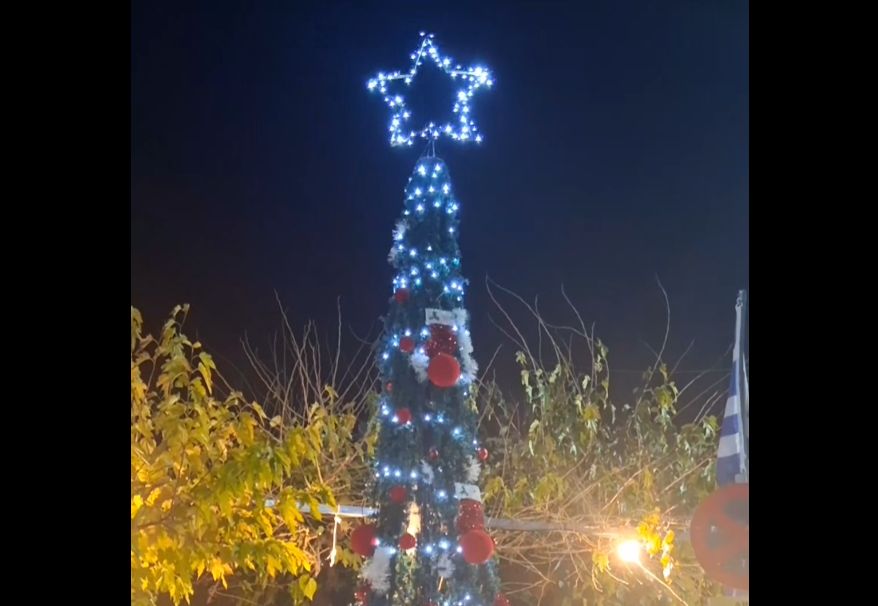 Σε αυτό το χωριό της Εύβοιας στόλισαν «πελώριο» Χριστουγεννιάτικο Δέντρο- Βίντεο