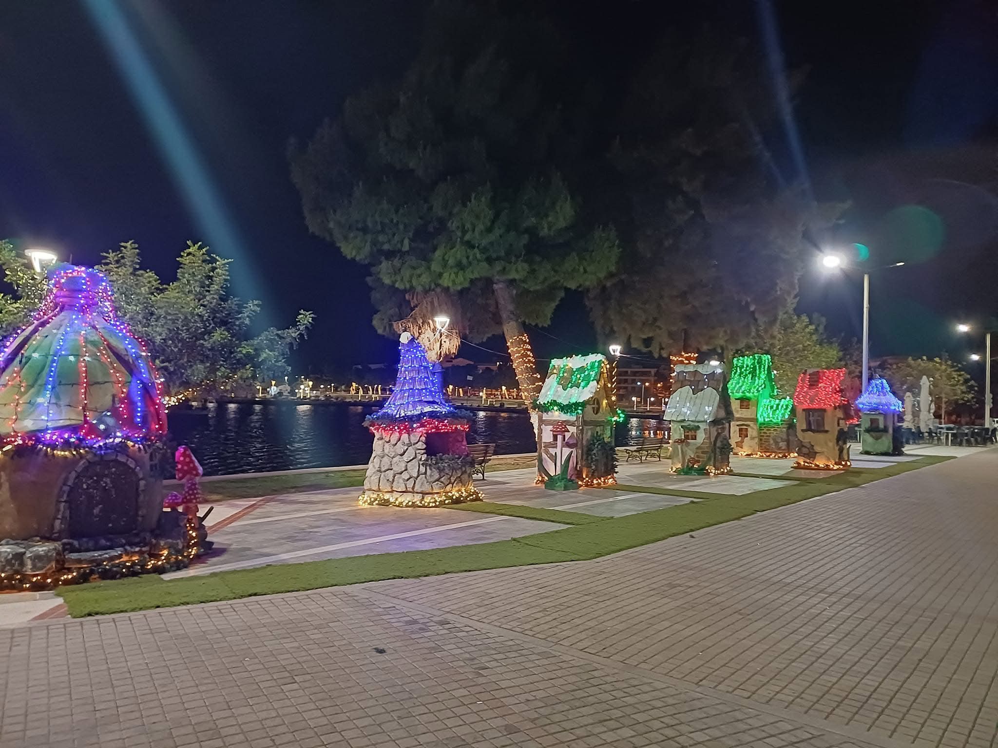 Χριστούγεννα στη Χαλκίδα: Ανάβει το δέντρο με πασίγνωστο τραγουδιστή