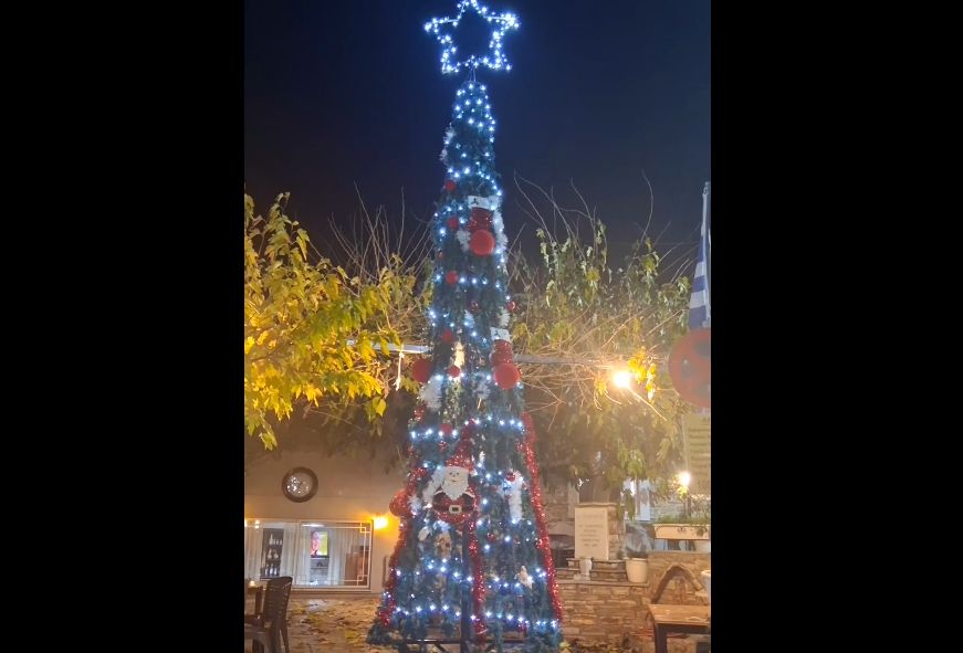 Στολίστηκε το πρώτο χριστουγεννιάτικο δέντρο στην Εύβοια- Δείτε σε ποια περιοχή