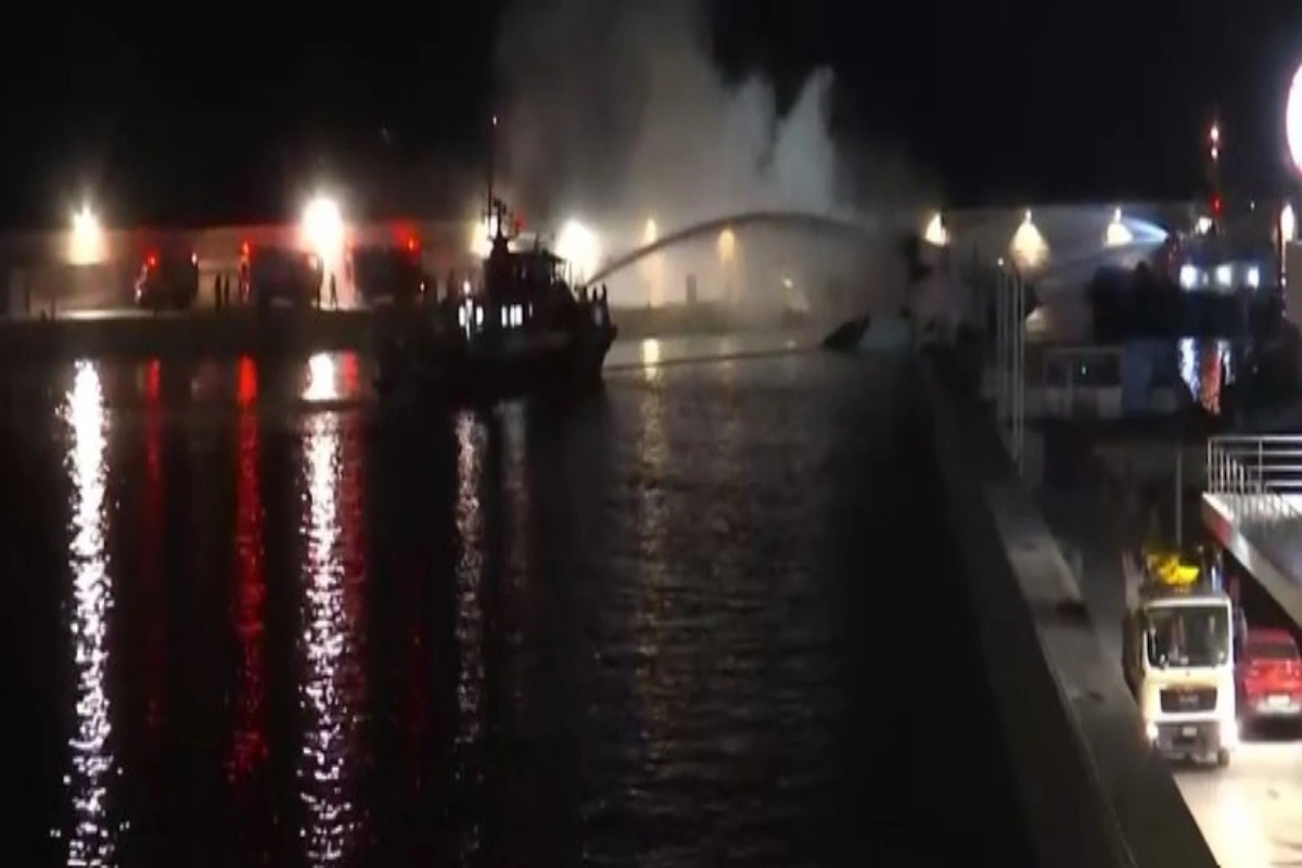 Φωτιά σε πολυτελή γιοτ στη Μαρίνα Ζέας – Βυθίστηκαν τα τρία