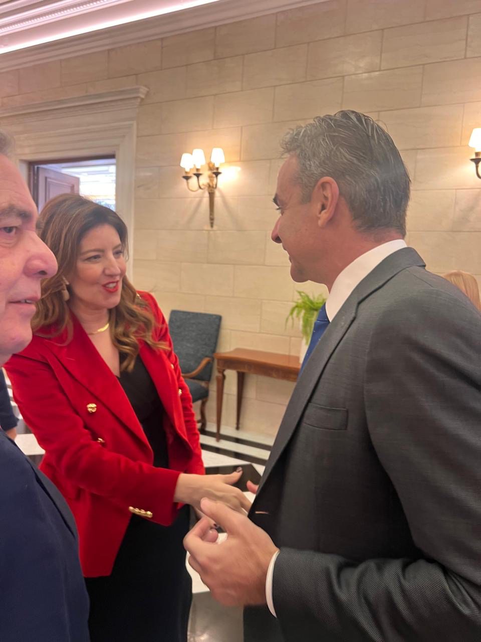 Στο Μαξίμου με τον πρωθυπουργό η Κωνσταντίνα Καραμπατσώλη