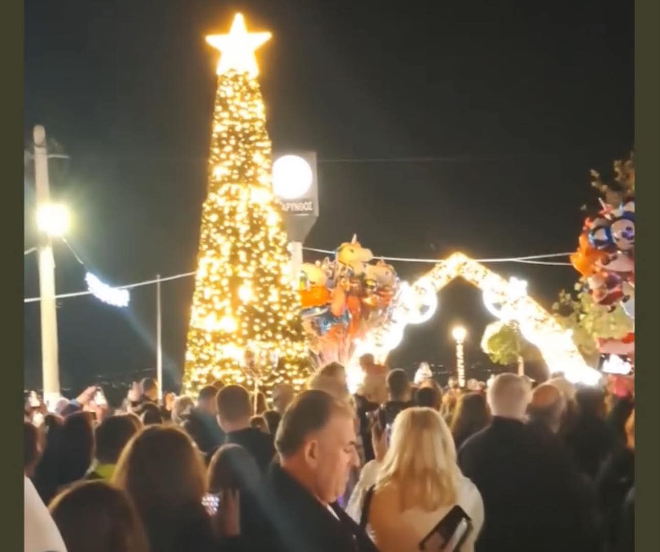 Βούλιαξε η Αμάρυνθος! Στιγμές μαγείας στο άναμμα του χριστουγεννιάτικου δέντρου (pics&vid)