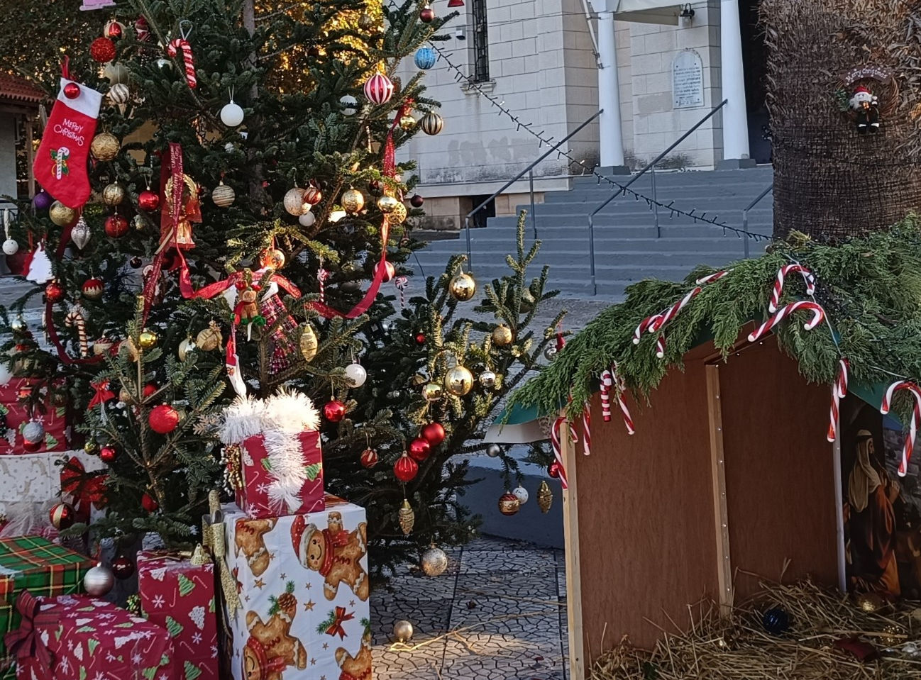 Κάτοικοι της Εύβοιας στόλισαν με χριστουγεννιάτικα μια ολόκληρη πλατεία μόνοι τους – Εικόνες