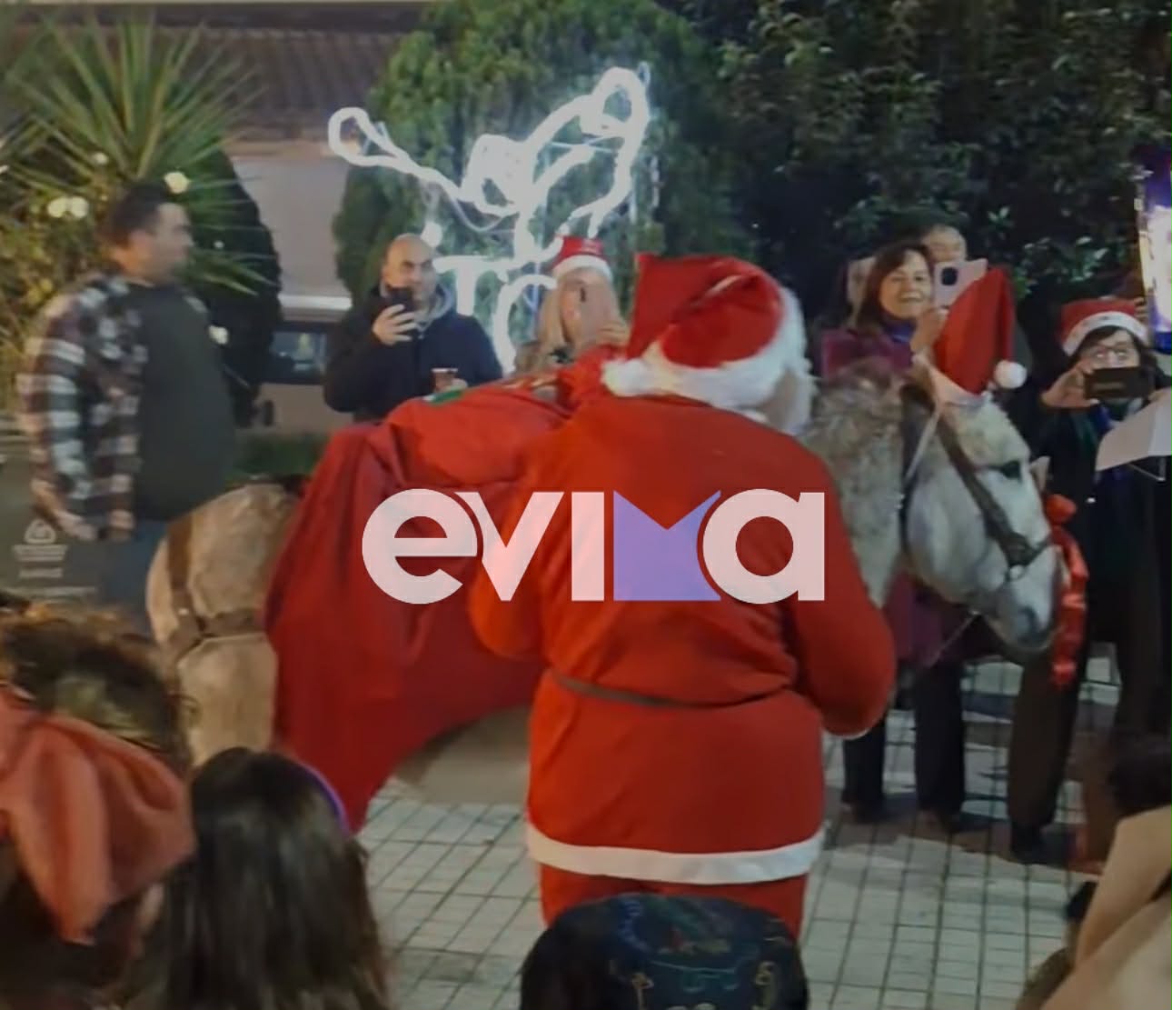 Σε αυτό το χωριό της Εύβοιας ο άγιος Βασίλης έφτασε με….γαϊδουράκι – Βίντεο