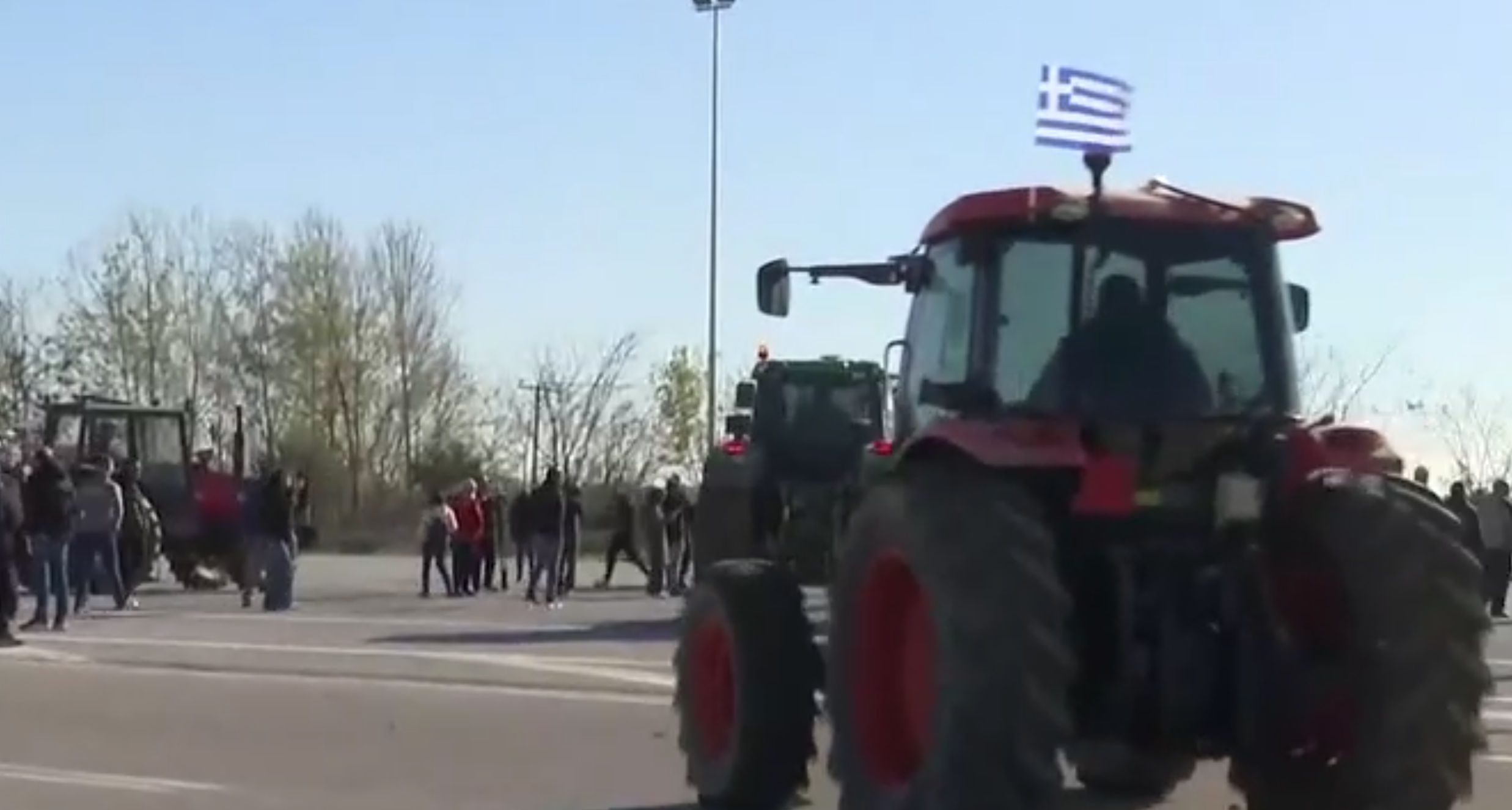 Άνοιξαν οι αγρότες το ένα ρεύμα της ΠΑΘΕ στο ύψος των Μαλγάρων – Σε ποια σημεία έχει μπλόκα