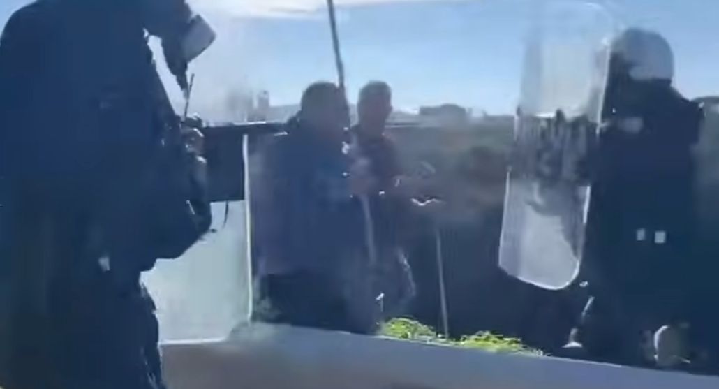 Συγκρούσεις αγροτών με αστυνομικούς στη γέφυρα Ρίου-Αντιρρίου – «Πολιορκία» από τρακτέρ και καΐκια στο λιμάνι του Βόλου