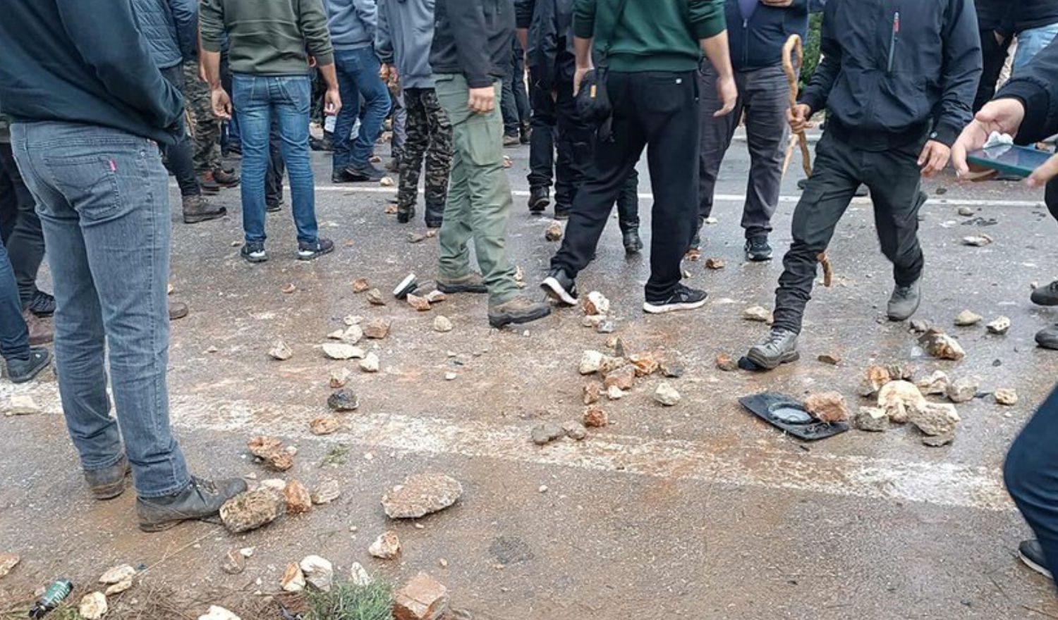 Αγρότες εισέβαλαν στην πίστα του αεροδρομίου στο Ηράκλειο – Βανδάλισαν περιπολικό στα Χανιά