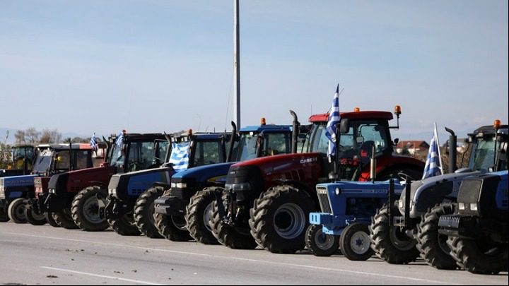 «Φρακάρουν» τα οδικά δίκτυα με τις αγροτικές κινητοποιήσεις- Τα μπλοκαρισμένα σημεία και η κυκλοφορία