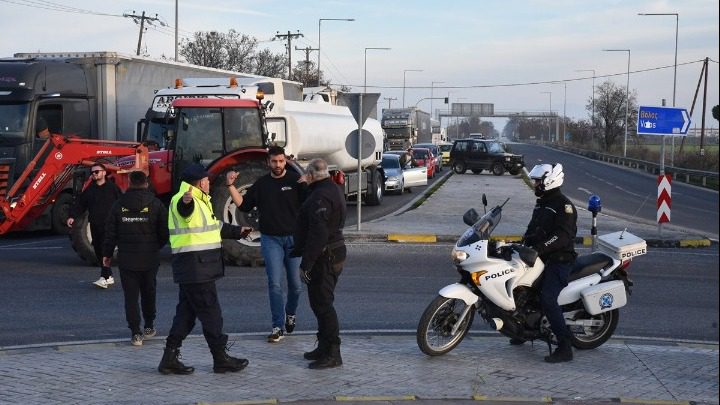 Παραμένουν στα μπλόκα οι αγρότες- Η εικόνα από τα οδικά δίκτυα τώρα
