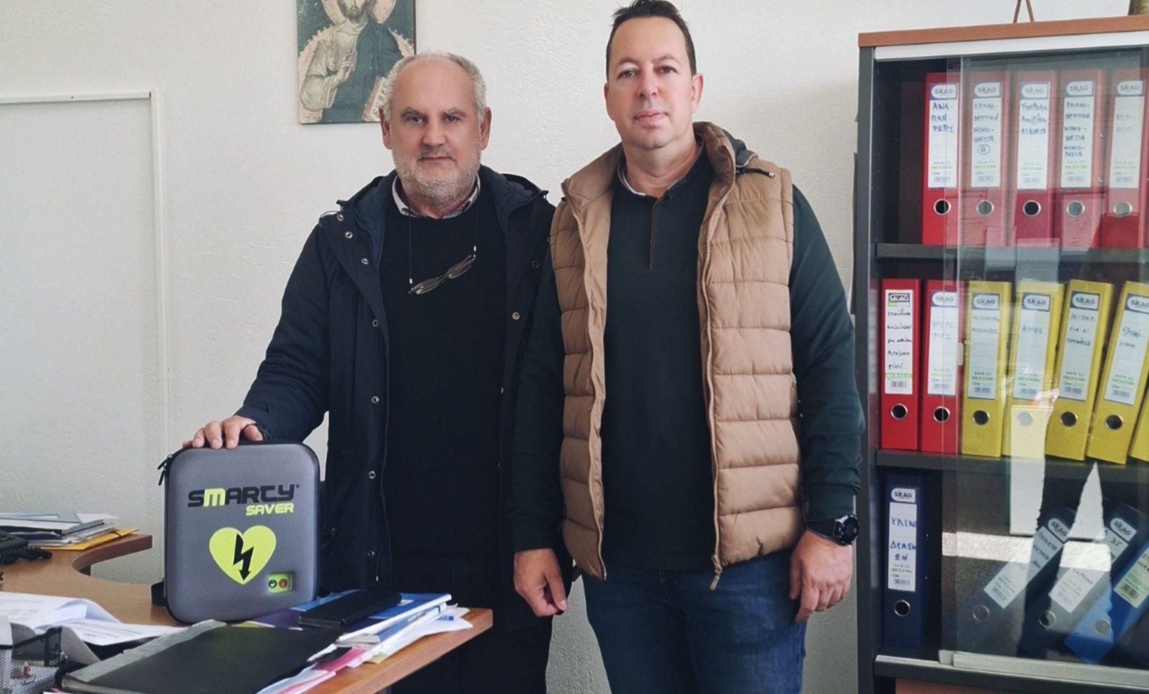 Κάρυστος: Ο πρόεδρος της Κοινότητας παρέδωσε απινιδωτή στο ΓΕΛ – Ποιοι τον δώρισαν