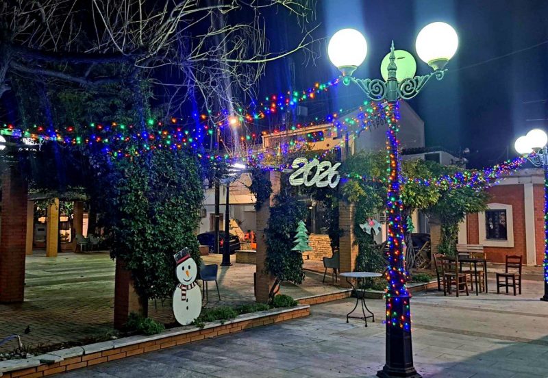 Η χριστουγεννιάτικη πλατεία της Εύβοιας βγαλμένη από παραμύθι