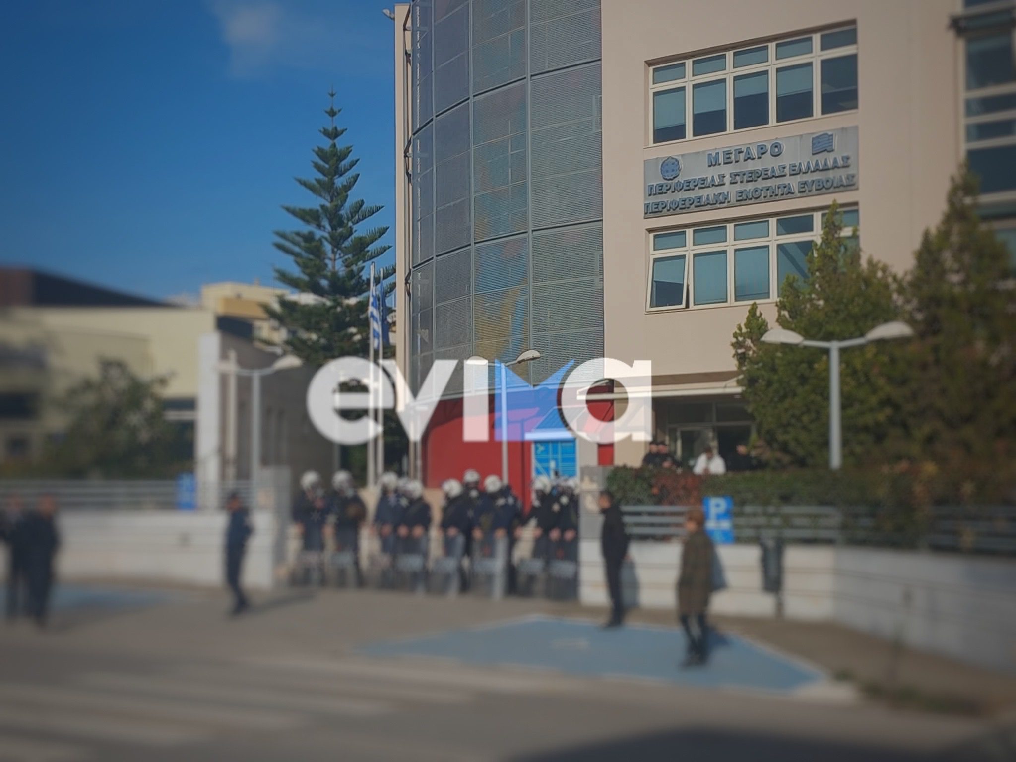 Φρούριο το κτίριο της περιφέρειας στη Χαλκίδα εν αναμονή των αγροτών (εικόνες)