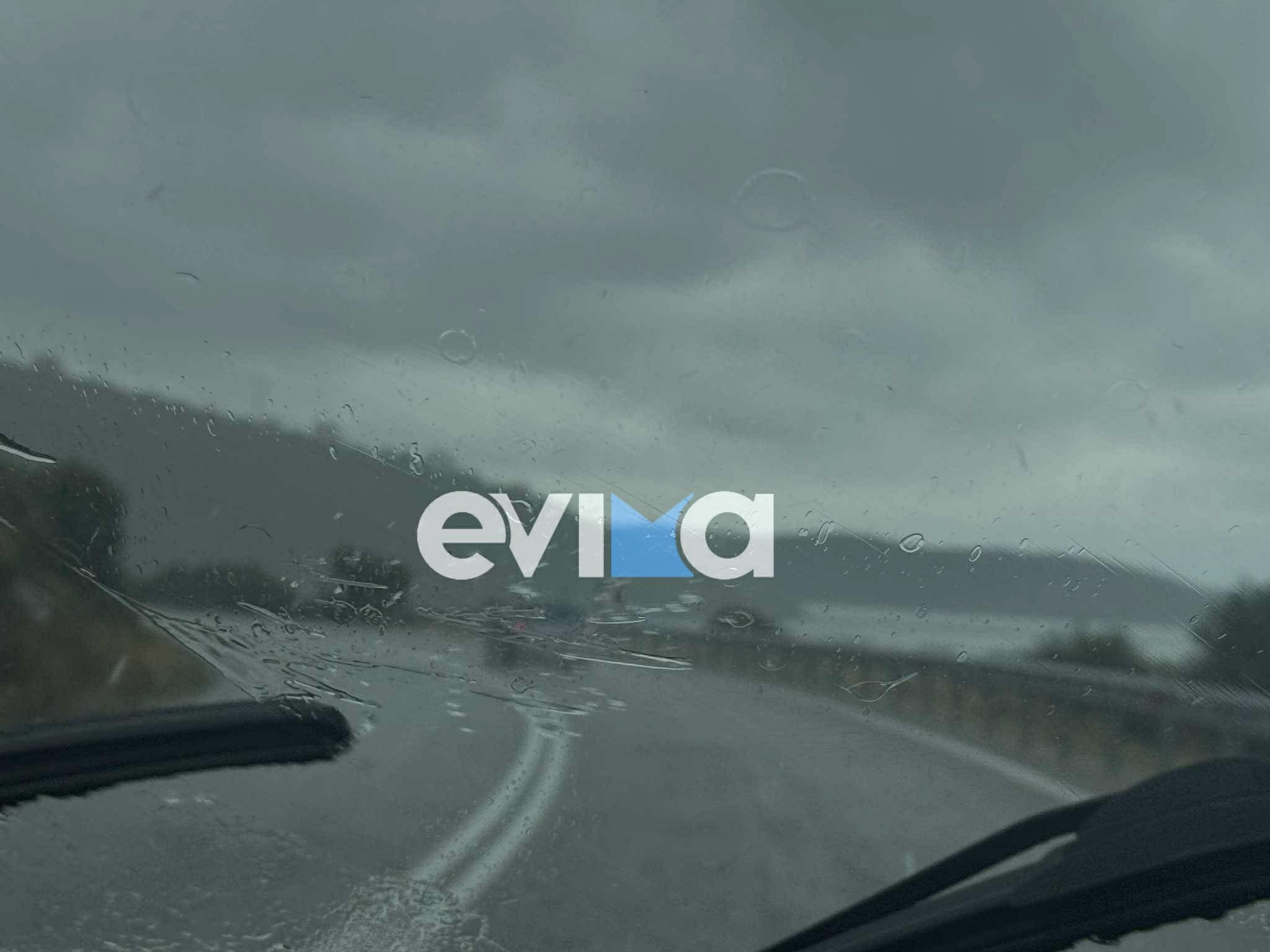 Ισχυρή καταιγίδα χτυπά την Εύβοια: Ποτάμια οι δρόμοι – Βίντεο