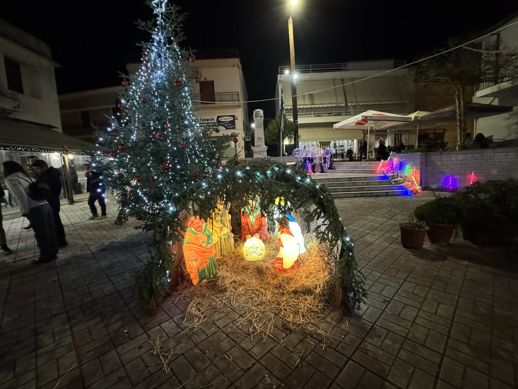 Εύβοια: Μαγική βραδιά στο Μαντούδι! Άναψε το δέντρο και η υπέροχη φάτνη στην κεντρική πλατεία