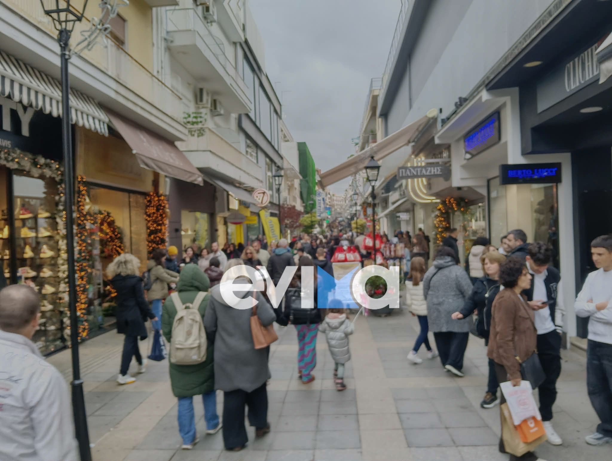 Κοσμοπλημμύρα σήμερα στη Χαλκίδα: Ασφυκτικά γεμάτη η αγορά για τα γιορτινά ψώνια