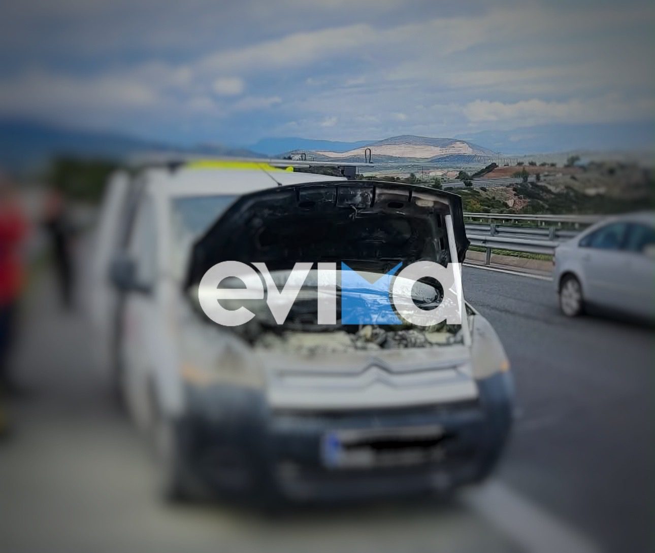 Φωτιά τώρα σε αυτοκίνητο στο δρόμο Χαλκίδας – Σχηματαρίου