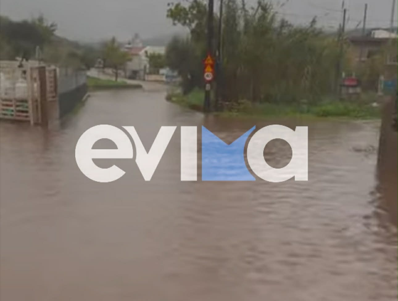 Η κακοκαιρία Byron «σφυροκοπά» την Εύβοια: Δρόμοι μετατράπηκαν σε ποτάμια (βίντεο)