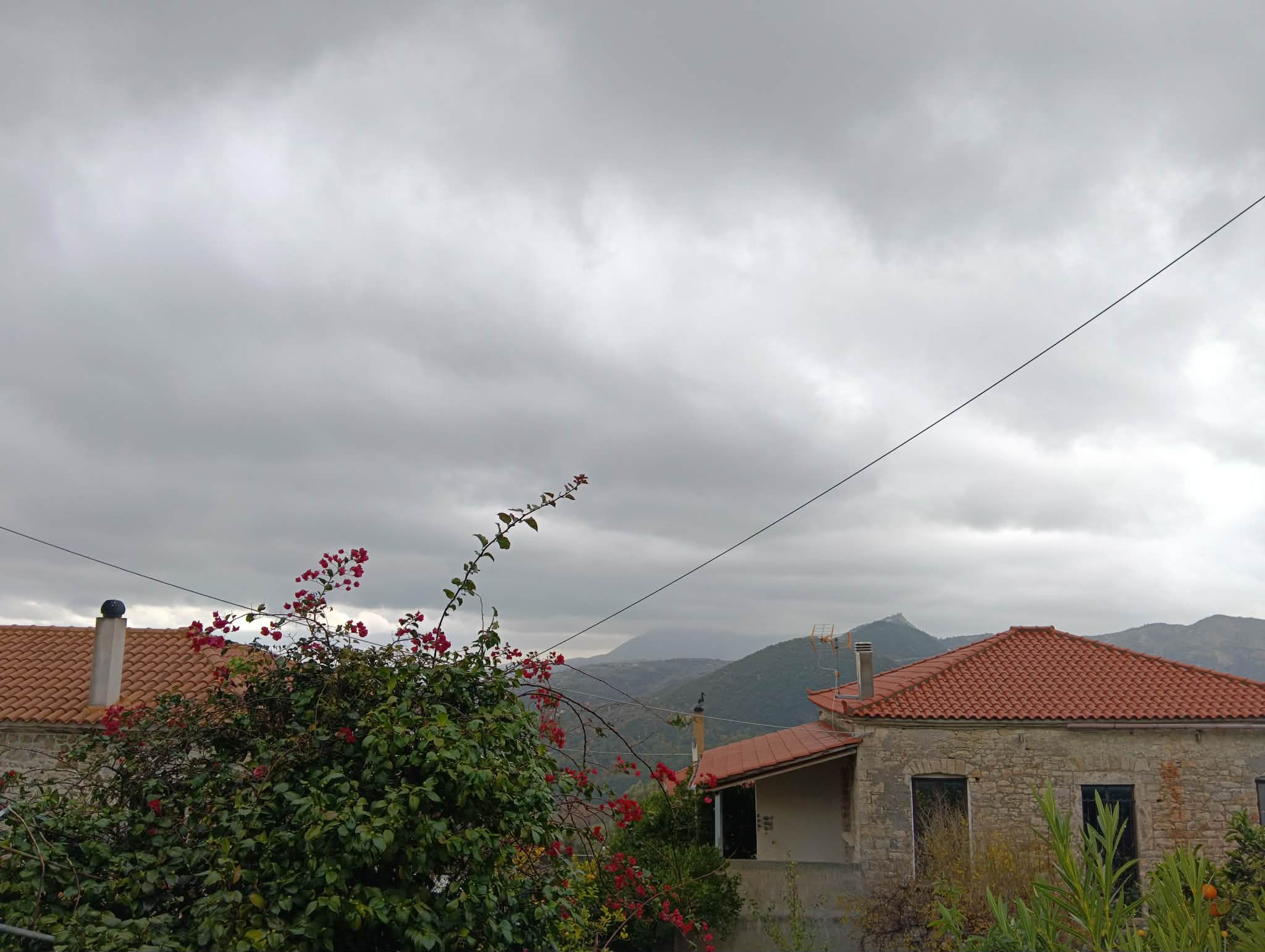 Καιρός: Συννεφιά, τοπικές βροχές και κρύο σήμερα στην Εύβοια