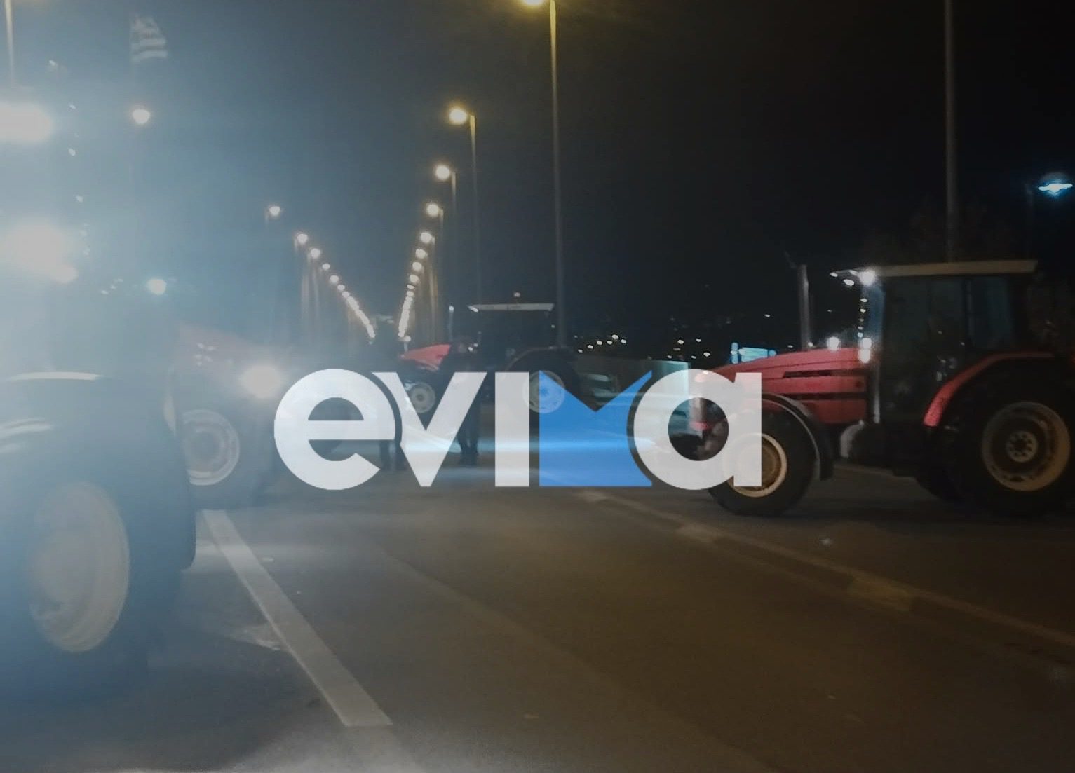 Έκλεισαν την υψηλή γέφυρα της Χαλκίδας οι αγρότες και δρόμο στη Βόρεια Εύβοια