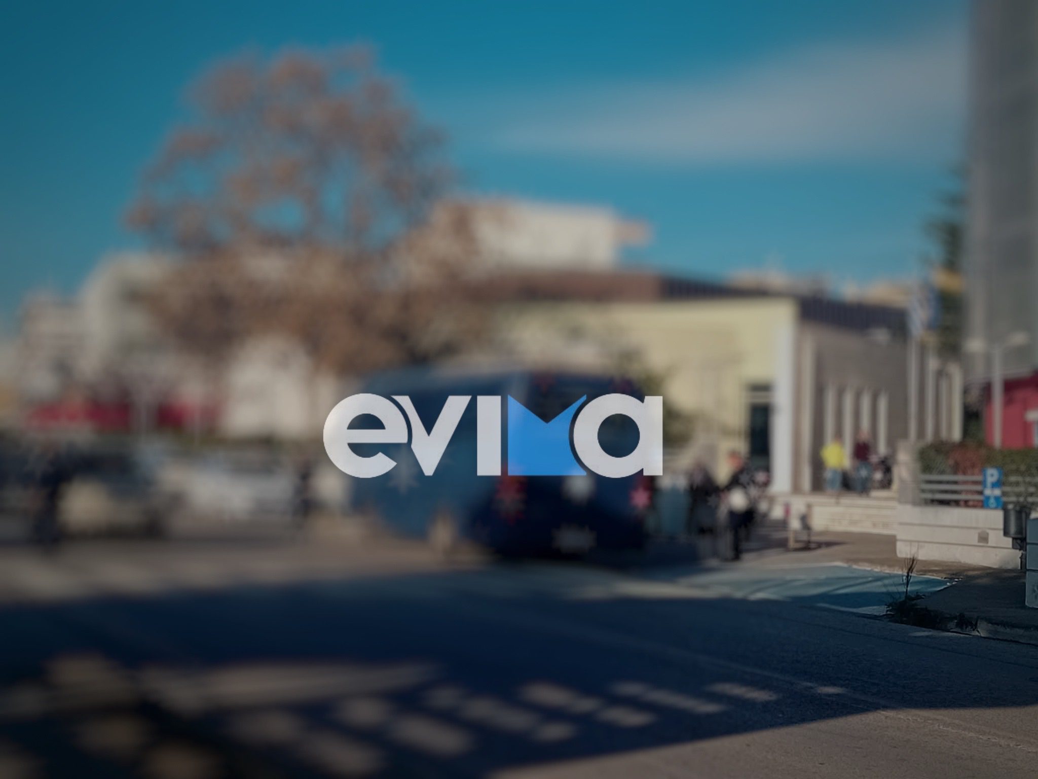 Φρούριο το κτίριο της περιφέρειας στη Χαλκίδα εν αναμονή των αγροτών (εικόνες)