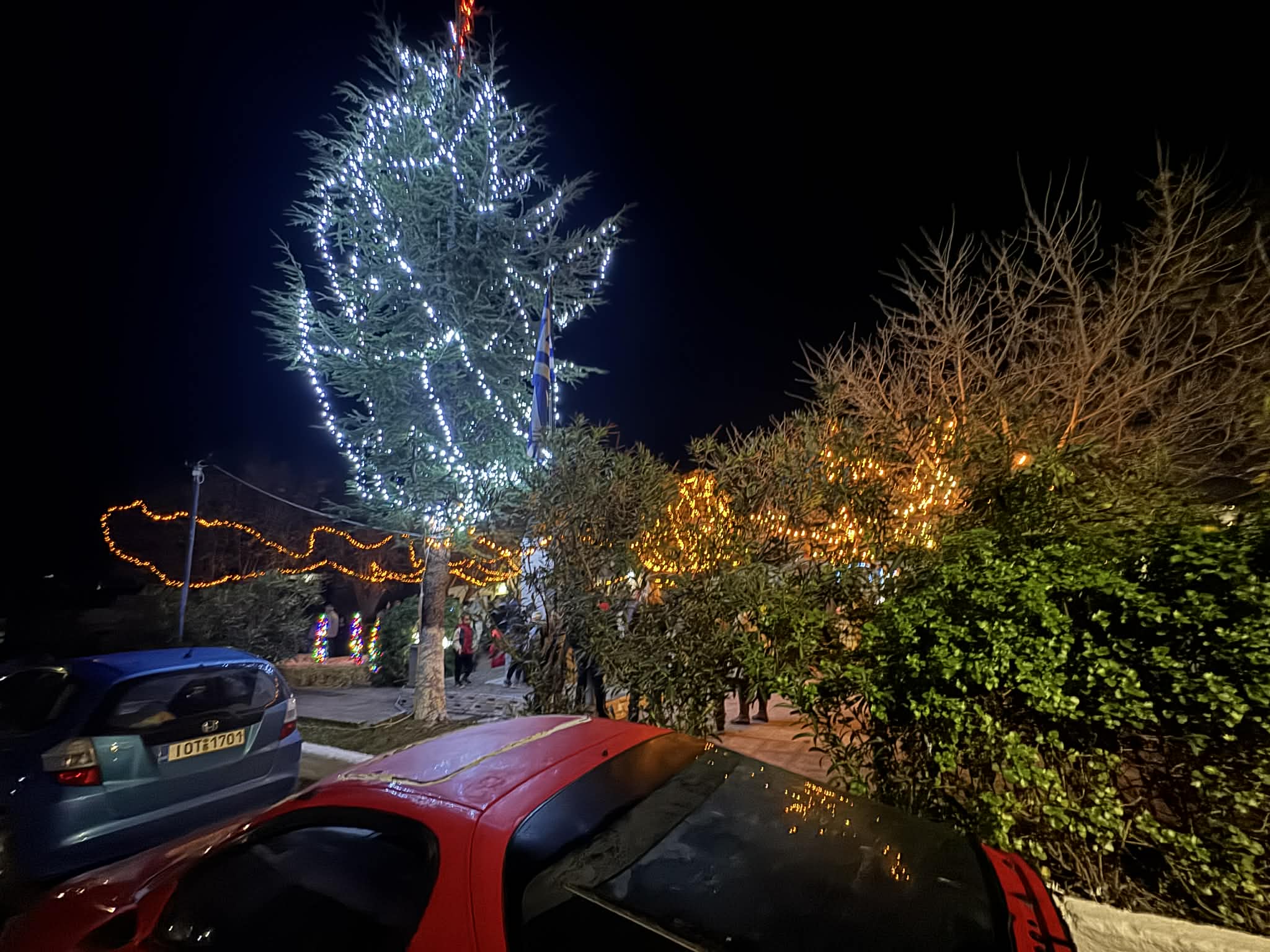 Χριστουγεννιάτικο φως στην Κήρινθο – Πλήθος κόσμου στη γιορτή της πλατείας