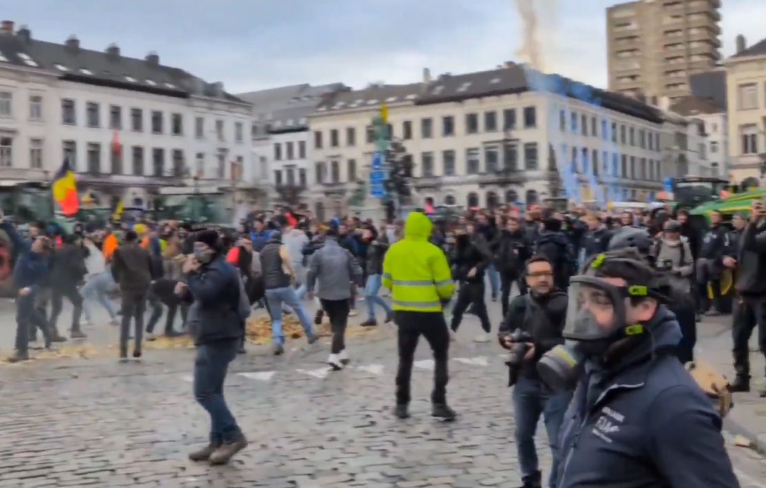 Βρυξέλλες: Επεισόδια και δακρυγόνα σε συγκέντρωση αγροτών έξω από το Ευρωκοινοβούλιο