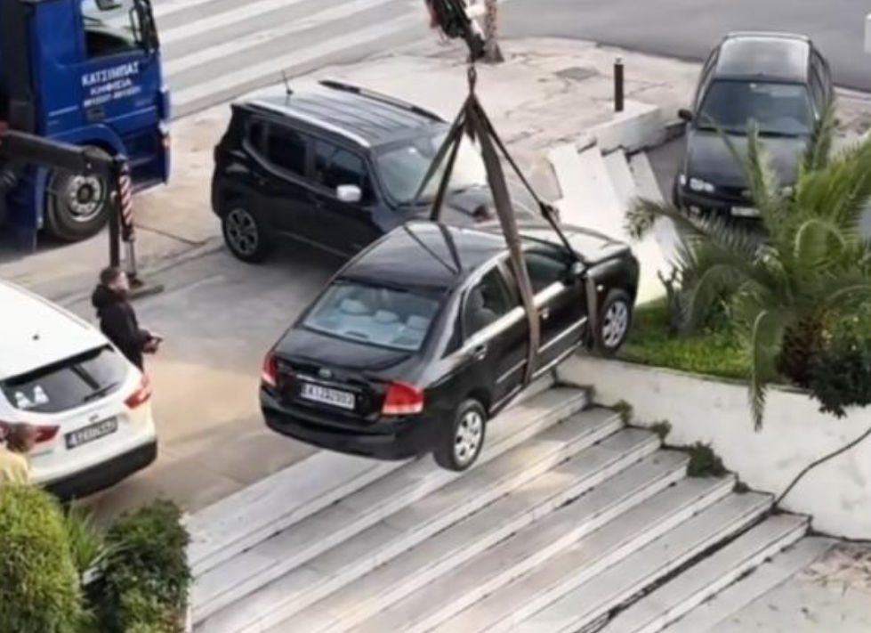 Το παρκάρισμα της… χρονιάς στην Αθήνα – Σήκωσαν με ιμάντες το αυτοκίνητο (video)