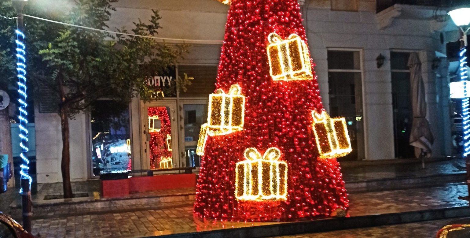 Εύβοια: Φαντασμαγορικό άναμμα του Χριστουγεννιάτικου δέντρου σήμερα στο Αλιβέρι – Η ώρα