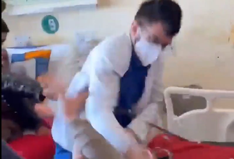 Γιατρός ξυλοκόπησε ασθενή επειδή του ζήτησε να… μιλάει ευγενικά (video)
