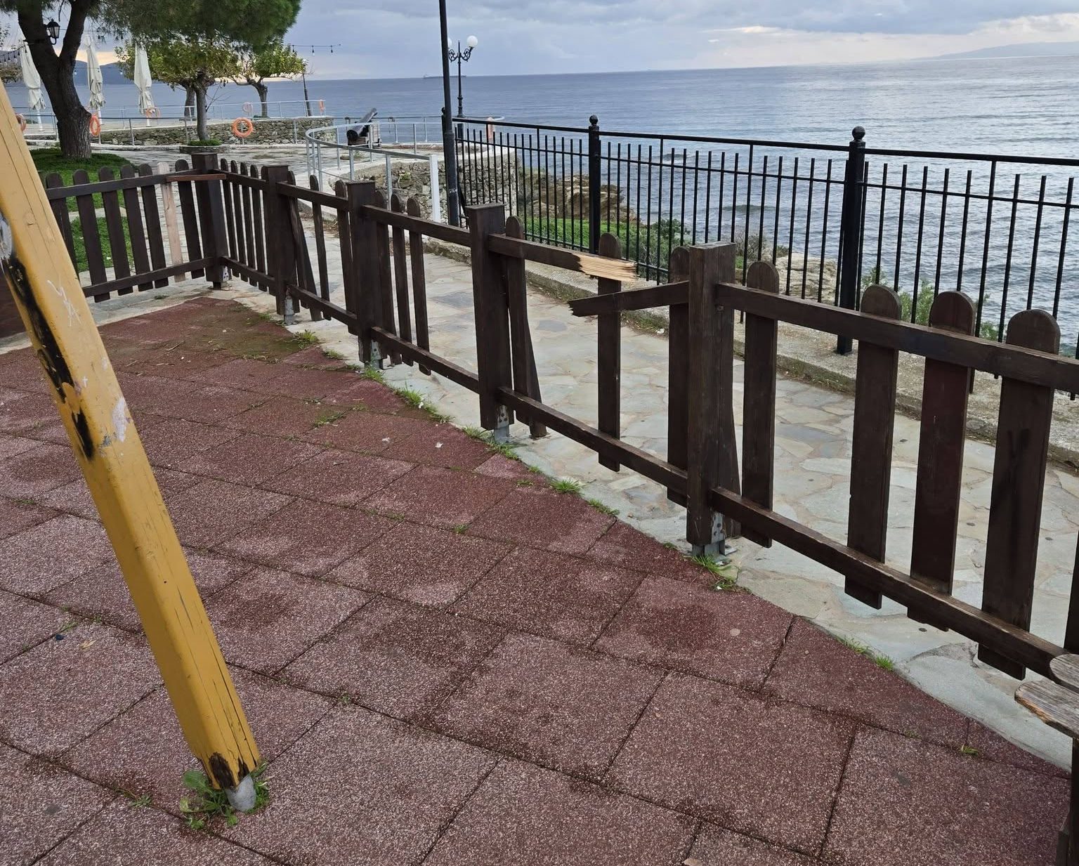 Κατέστρεψαν παιδική χαρά στην Εύβοια: Εικόνες ντροπής από το σημείο