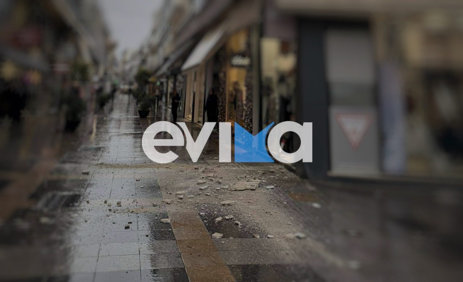 Παραλίγο τραγωδία στη Χαλκίδα: Κομμάτι από μπαλκόνι έπεσε στην Αβάντων εν μέσω κακοκαιρίας