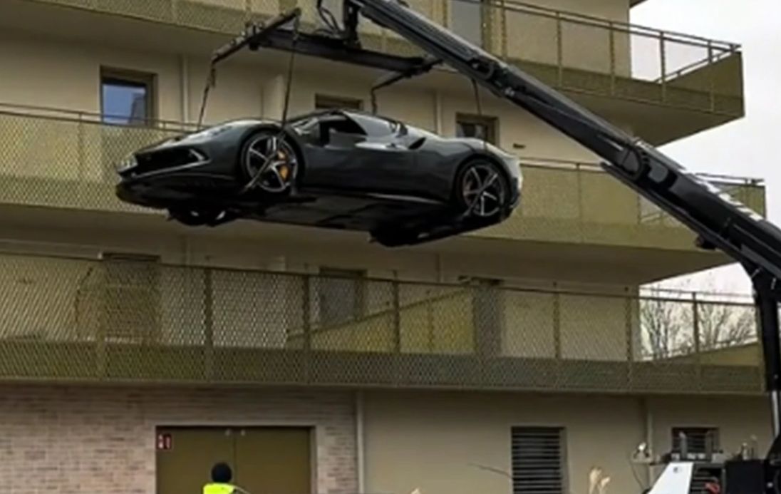 Ανέβασε τη Φεράρι στο μπαλκόνι του σπιτιού του επειδή δεν έβρισκε θέση πάρκινγκ