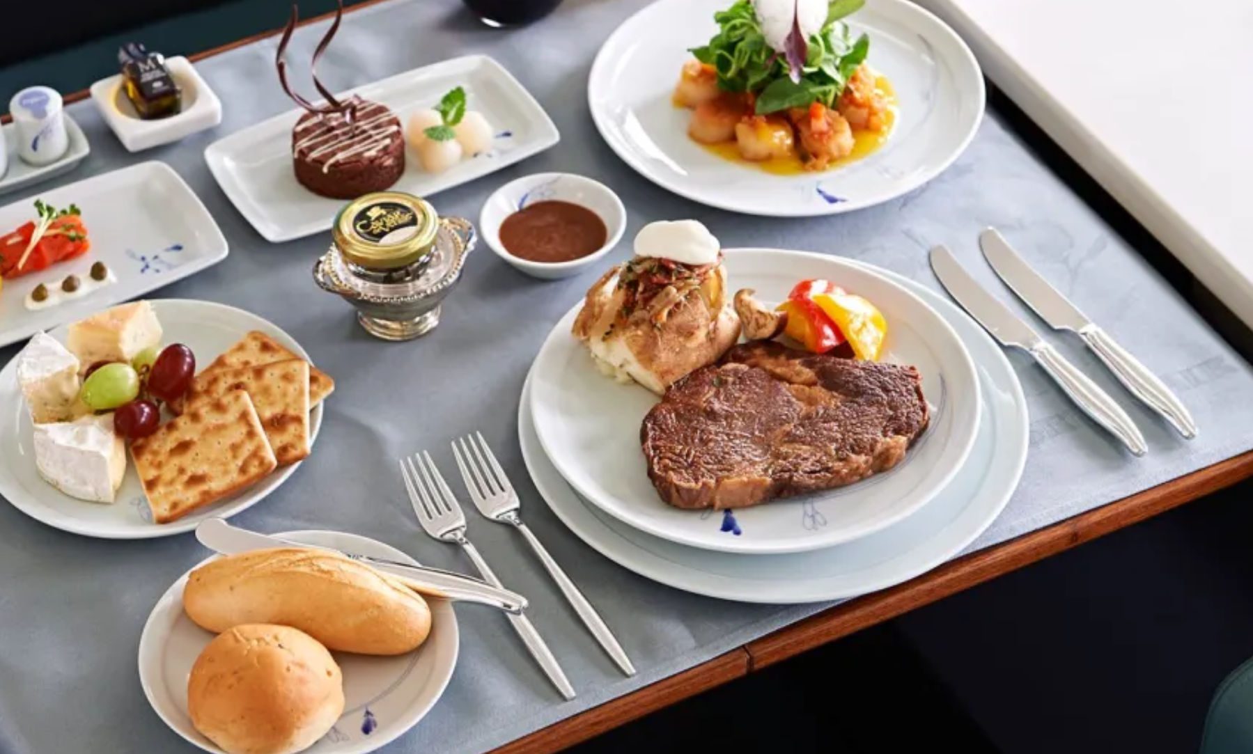 Όσα πρέπει να γνωρίζετε για το φαγητό στο αεροπλάνο σύμφωνα με αεροσυνοδό