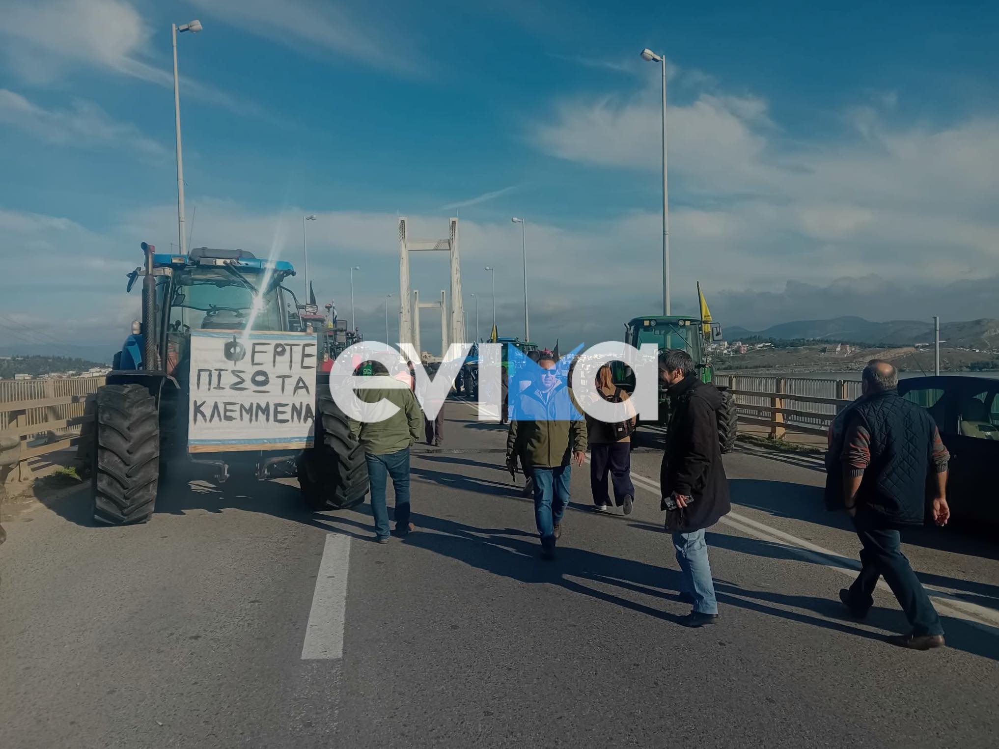 Οι αγρότες έκλεισαν την Υψηλή Γέφυρα της Χαλκίδας – Βίντεο