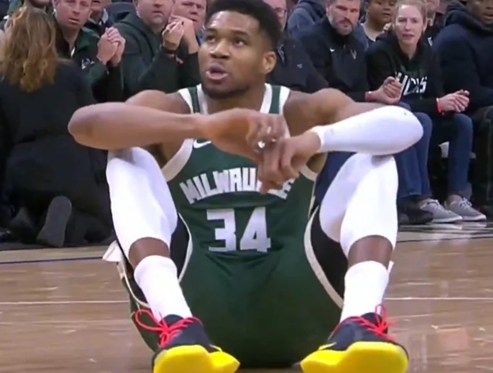 Η ελληνική βρισιά του Αντετοκούνμπο τη στιγμή του τραυματισμού του (video)