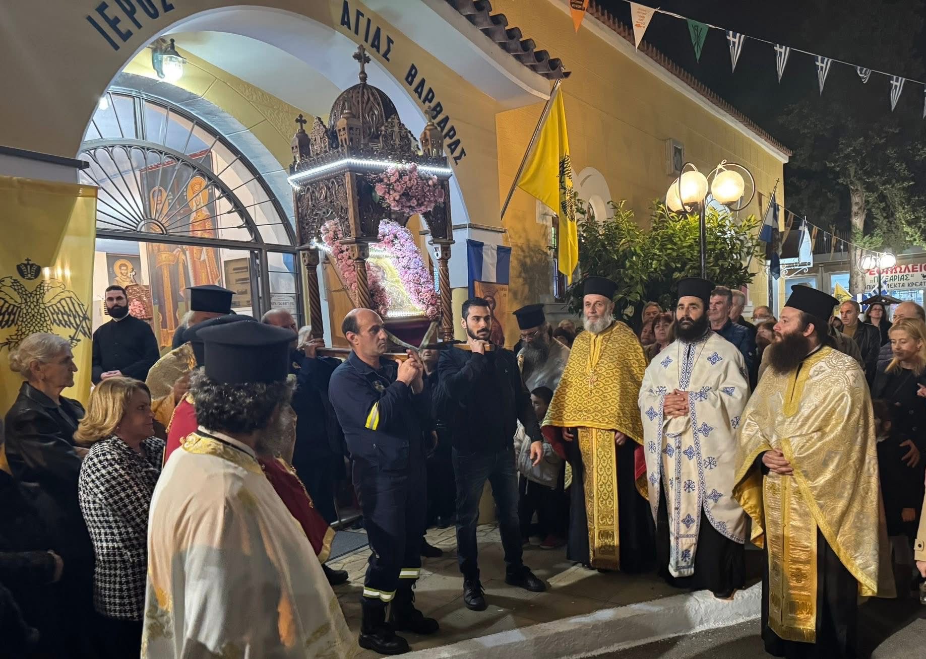 Εθελοντές στην Εύβοια σήκωσαν στους ώμους την ιερή εικόνα της Αγίας Βαρβάρας (εικόνες)