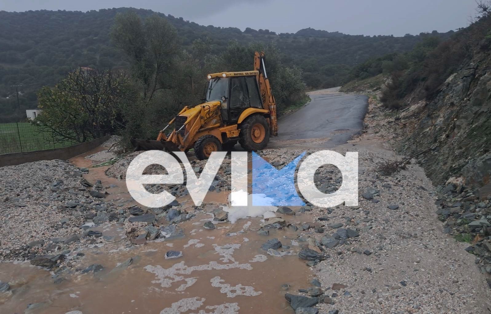 Χάος από την κακοκαιρία στην Εύβοια: Έκλεισε δρόμος, γέμισε με πέτρες και λάσπη (εικόνες)
