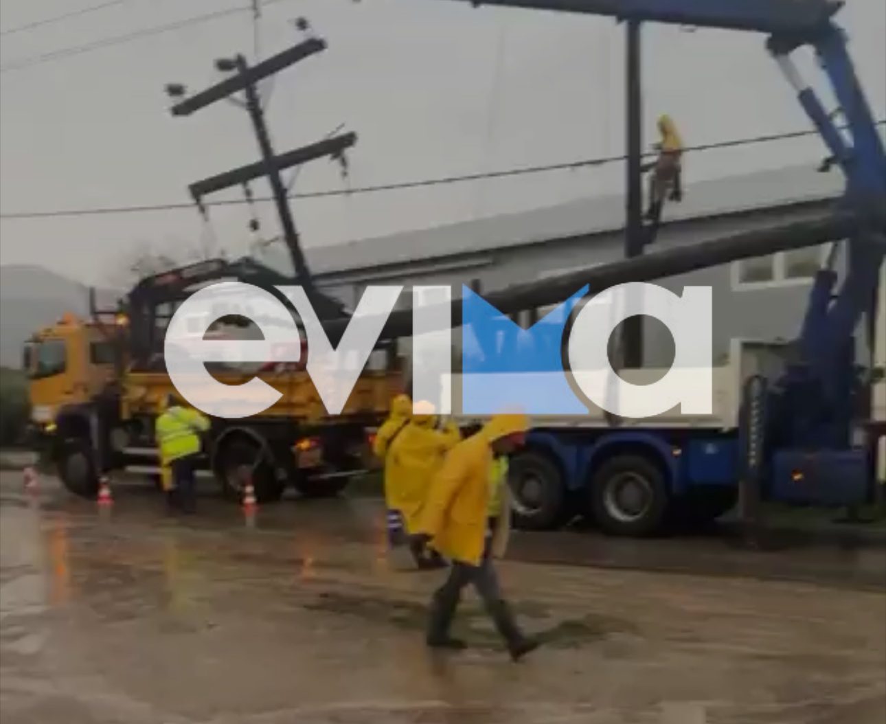 Κακοκαιρία στην Εύβοια: Κεραυνός έπεσε σε κολώνα της ΔΕΗ (εικόνες)