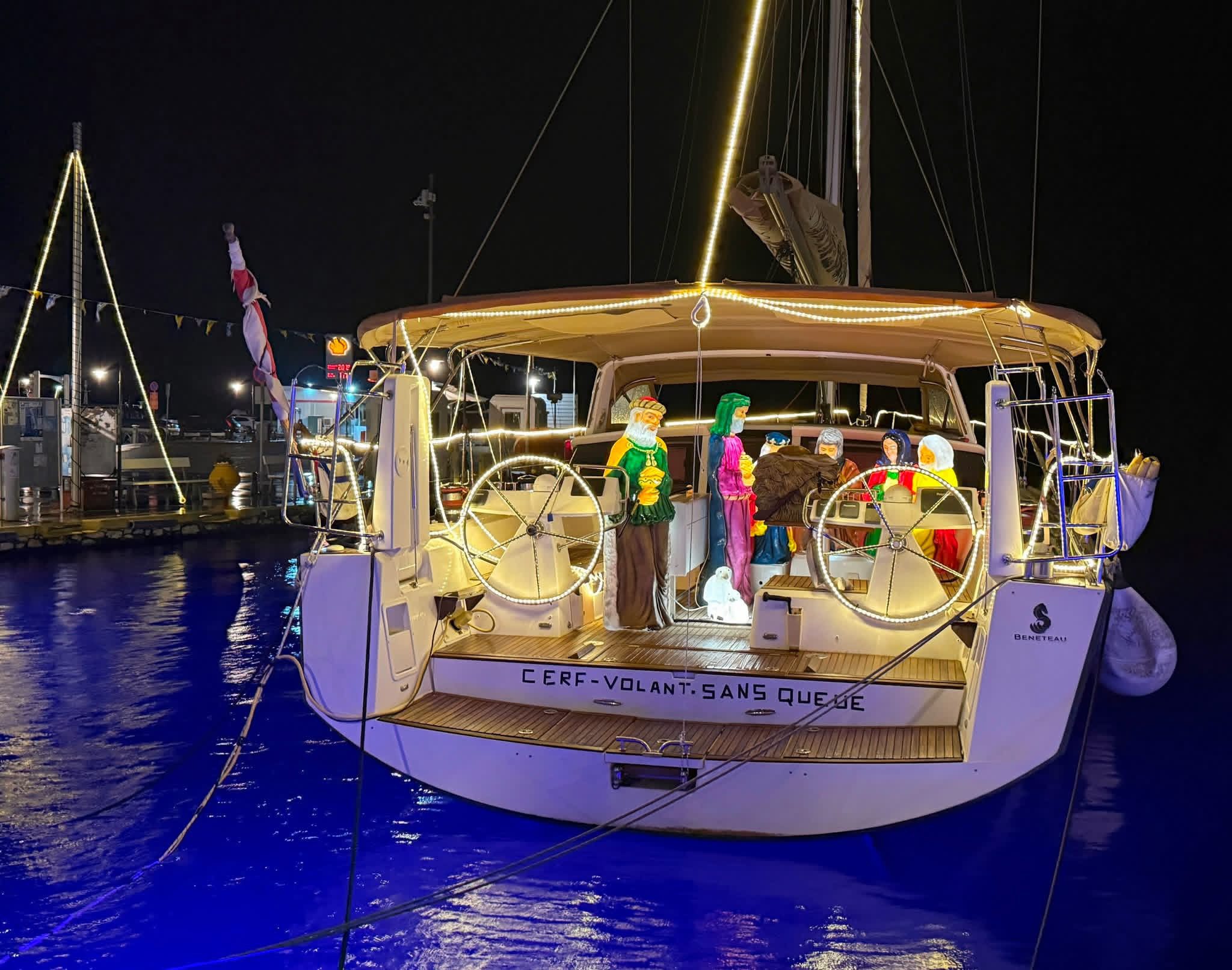 Σκύρος: Έστησαν φάτνη μέσα σε ιστιοπλοϊκό! Εικόνες