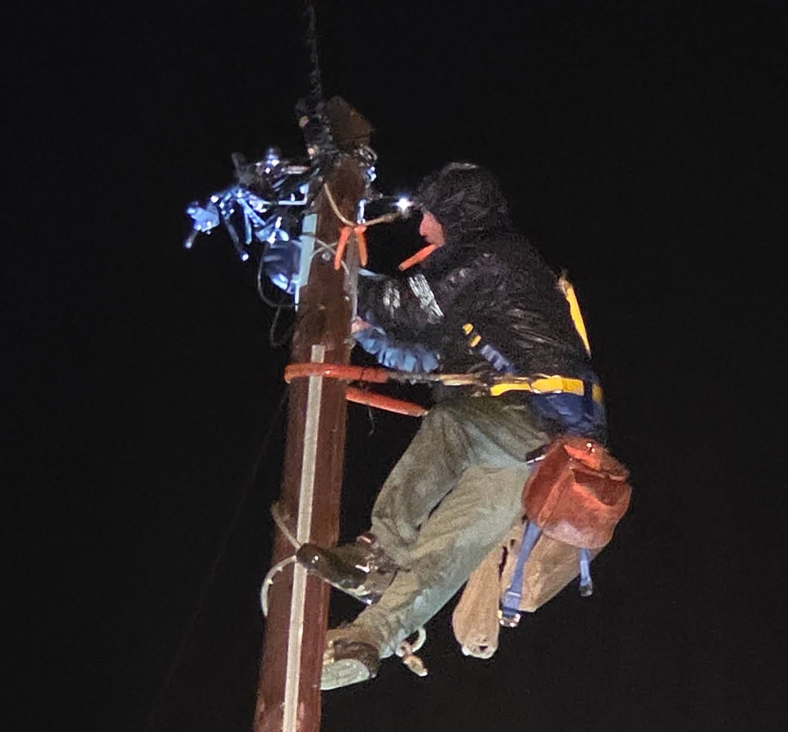 Κακοκαιρία στην Εύβοια: Οι ήρωες εναερίτες της ΔΕΗ έδωσαν ρεύμα μέσα σε αντίξοες συνθήκες