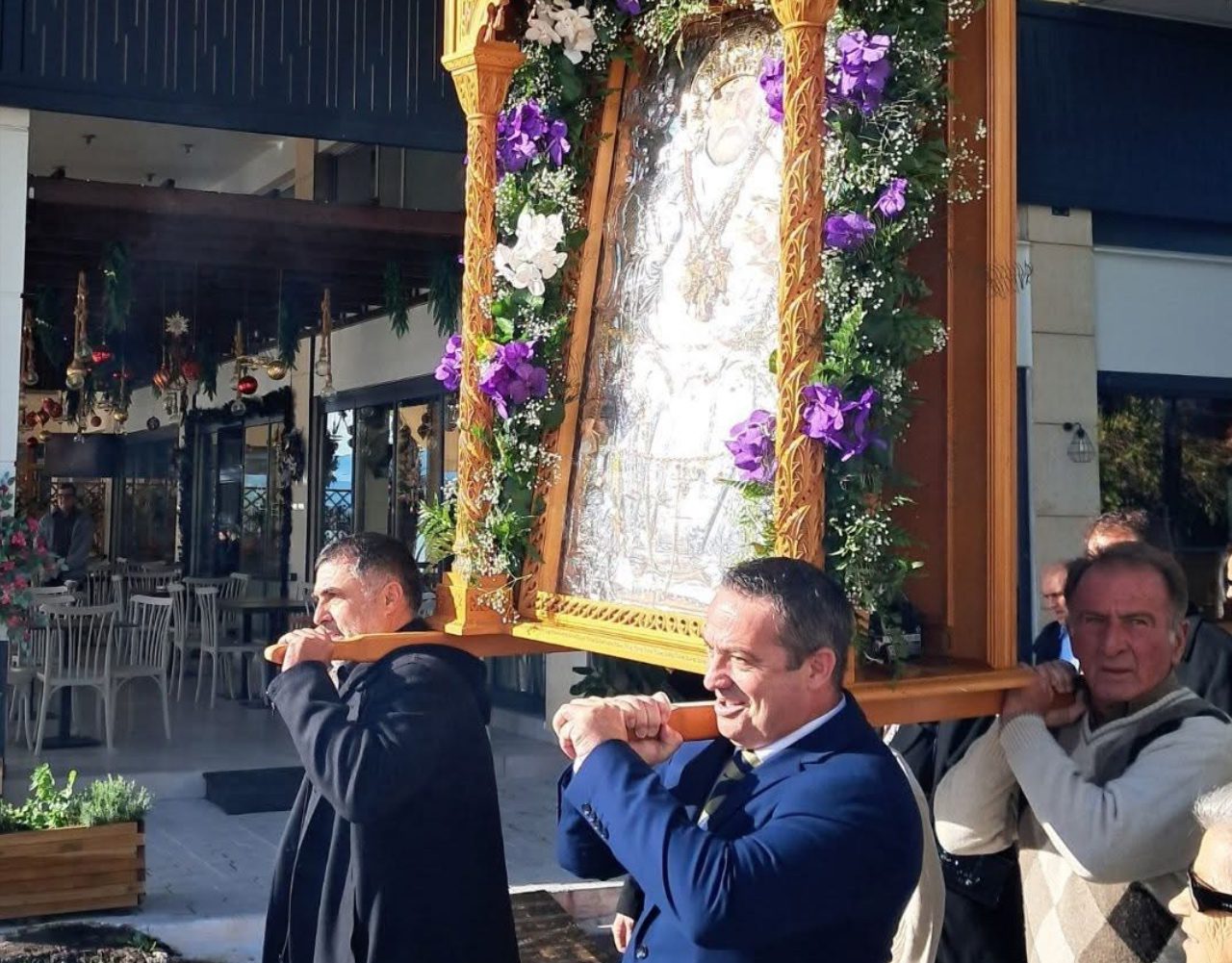 Στους ώμους του δήμαρχου η ιερή εικόνα — Ο Νίκος Γουρνής γιορτάζει