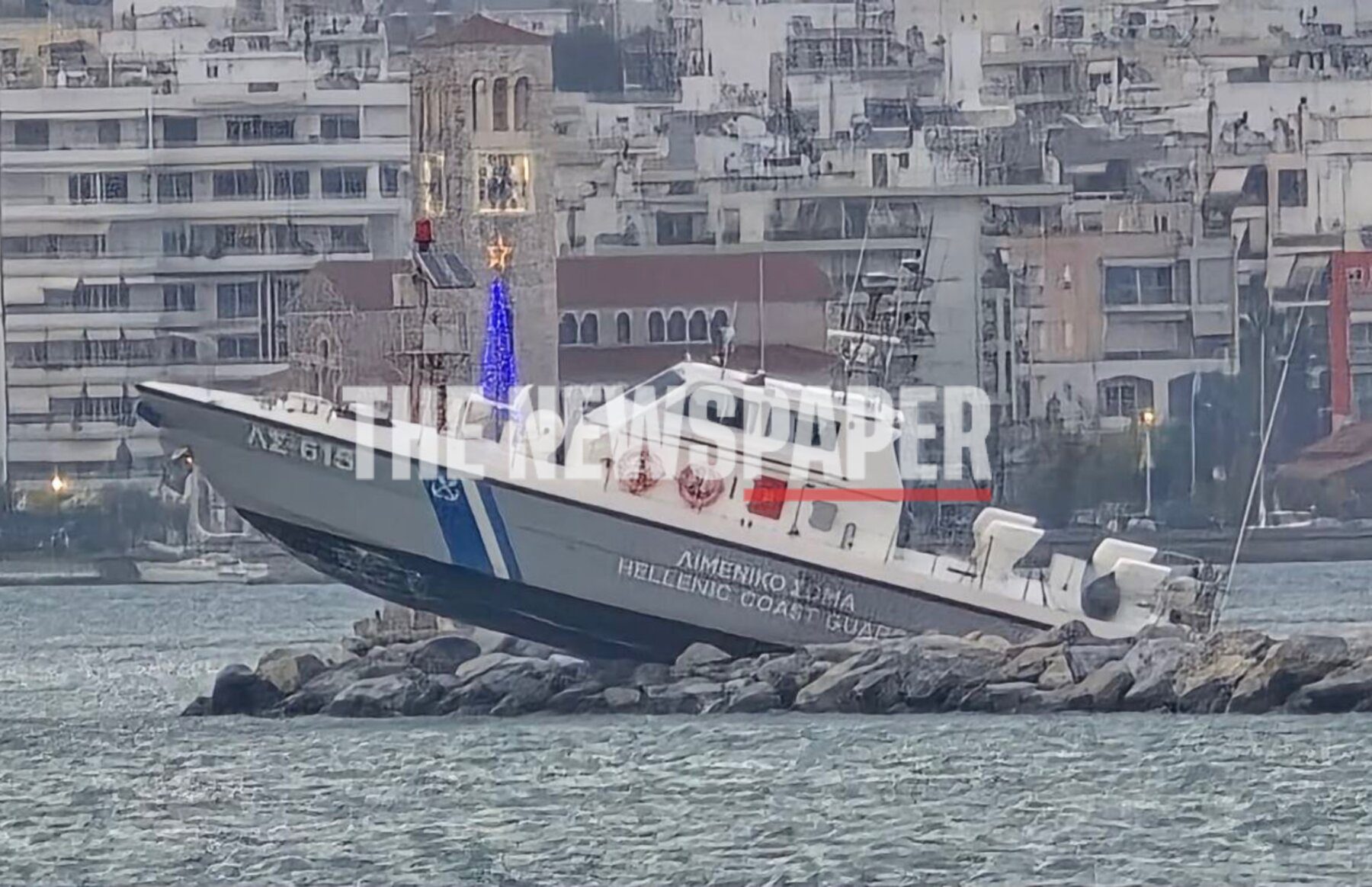 Βόλος: Σκάφος του Λιμενικού “καβάλησε” τον κυματοθραύστη στο λιμάνι – Απίστευτες εικόνες