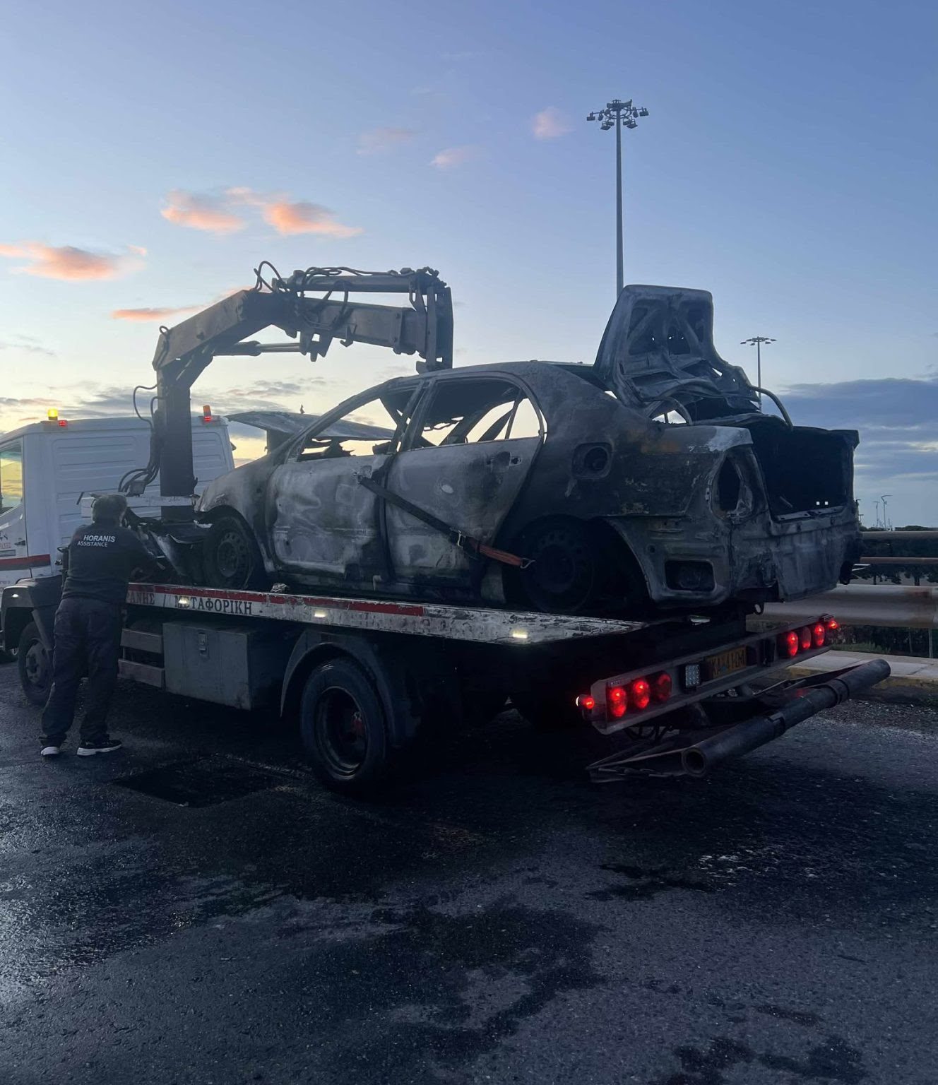 Τροχαίο στο Φάληρο: ΙΧ κάηκε ολοσχερώς μετά από σύγκρουση