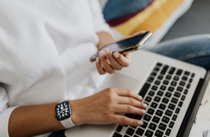 Σχέσεις στην εποχή των notifications: Πώς να είμαστε πραγματικά παρόντες με τους γύρω μας